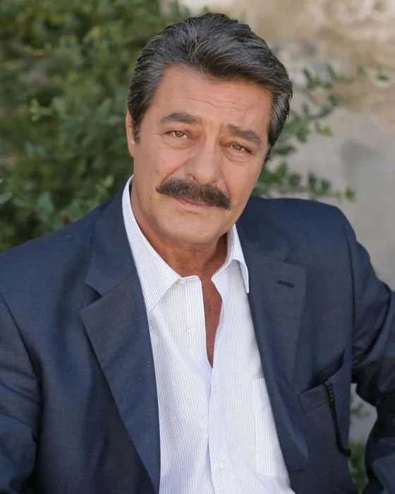 <p><strong>Yeşil&ccedil;am'ın efsane ismi Kadir İnanır, zat&uuml;rreye bağlı solunum sıkıntısı nedeniyle hastaneye kaldırılmış ancak yapılan t&uuml;m m&uuml;dahalelere rağmen 26 Haziran 2026da hayata g&ouml;zlerini yumdu. &Uuml;nl&uuml; isimler acı haber sonrası &ccedil;ok sayıda taziye mesajı yayınladı.</strong></p>
