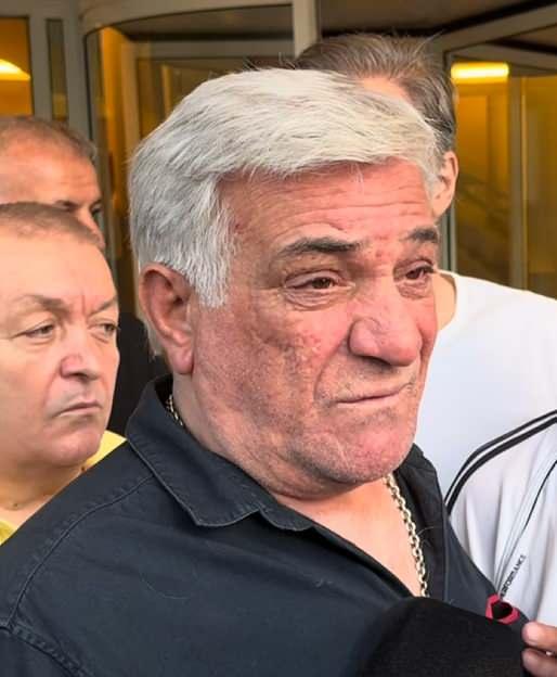 <p><strong>Levent İnanır,</strong>&nbsp;<span style="color:#800080"><strong><em>"Canlı şahidiyim. Doktorlar da sağ olsun. &Uuml;st &uuml;ste 8 yılda &ccedil;ok sıkıntılar yaşadı. Bu kadar dayanabildi. En son ent&uuml;be s&uuml;recinden &ouml;nce g&ouml;r&uuml;şt&uuml;k. &Ccedil;ok iyiydi ama direniyordu.&nbsp;</em></strong></span><strong><span style="color:#800080"><em>Hatta espri yaptı ama &ccedil;ok yorulmuş, &ccedil;ok yıpranmıştı. Mekanı cennet olsun."&nbsp;</em></span></strong></p>
