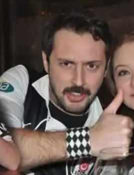 <p><strong>Koyu bir Beşiktaşlı olduğunu s&ouml;yleyen Kendirci, <span style="color:#800080"><em>"Beşiktaşlıyım. Beşiktaş'ın durumu biraz sa&ccedil;larımı etkiledi. Dip boyalarımı artırdı. Beşiktaş toparlar, yeni yapılanmaya gidiyor. Orkun K&ouml;k&ccedil;&uuml; liderliğinde yeni sezona g&uuml;zel başlayacak inşallah"</em></span>&nbsp; şeklinde konuştu.</strong></p>
