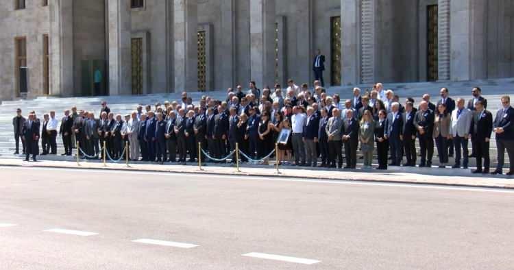 <p><span style="color:rgb(178, 34, 34)"><strong>ALİ MAHİR'LE TOKALAŞMADI</strong></span></p>

<p>&Ouml;zg&uuml;r &Ouml;zel ile tokalaşan Kemal Kılı&ccedil;daroğlu yerine ge&ccedil;erken Ali Mahir Başarır'a elini uzatmadı ve y&uuml;z&uuml;ne de bakmadı.</p>

<p>Ancak Başarır'ın yanında yer alan Murat Emir'le tokalaştıkları g&ouml;r&uuml;ld&uuml;.&nbsp;</p>
