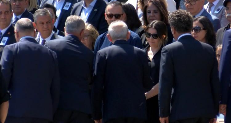 <p><span style="color:rgb(178, 34, 34)"><strong>MUHARREM İNCE YANINDA</strong></span><br />
<br />
Ge&ccedil;tiğimiz g&uuml;nlerde yıllar sonra cenazede Kemal Kılı&ccedil;daroğlu bir g&ouml;r&uuml;şen ve ayak&uuml;st&uuml; sohbet eden Muharrem İnce'nin, bir kez daha Kılı&ccedil;daroğlu'nun yanında olduğu g&ouml;r&uuml;ld&uuml;.&nbsp;</p>
