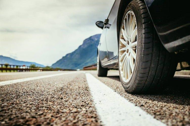 <div>Yol koşullarında hızlıca yıpranan ve &ccedil;atlayan bu ilk tasarımlar, ciddi g&uuml;venlik risklerini beraberinde getirdi.</div>

<div>&nbsp;</div>
