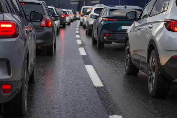 <p>G&uuml;n&uuml;m&uuml;zde konsept ama&ccedil;lı farklı renklerde prototipler &uuml;retilse de, yol tutuş performansı ve g&uuml;venlik standartları nedeniyle karbon siyahı i&ccedil;eren siyah lastikler end&uuml;stri standardı olmaya devam ediyor.</p>

