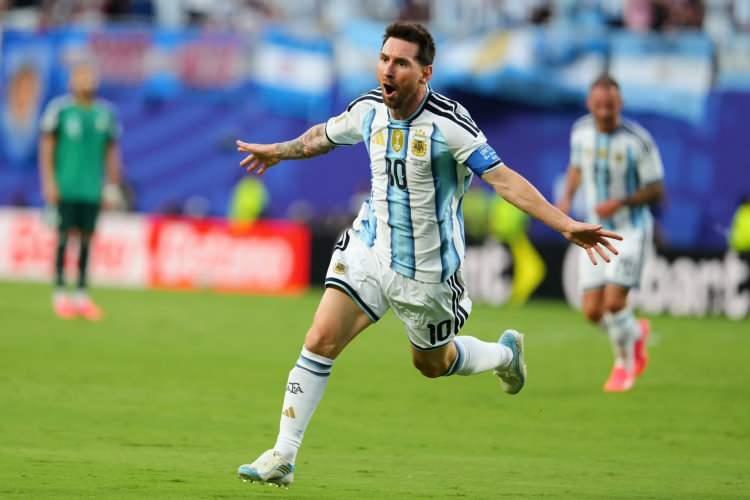 <p>38 yaşındaki Messi'nin bu rekoru kırması d&uuml;nya futbolunda b&uuml;y&uuml;k ses getirdi.</p>
