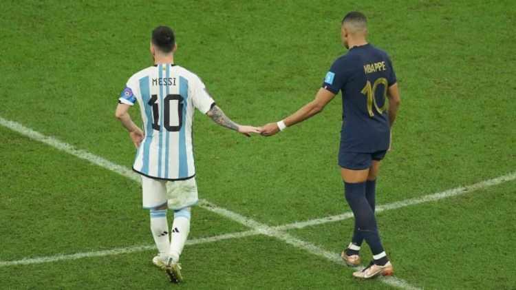 <p>Miroslav Klose'ye ait D&uuml;nya Kupası gol rekorunu 18 gole ulaşarak kıran ve zirveye yerleşen Messi'yi D&uuml;nya Kupası'nın gol krallığı yarışında Fransız futbolcu Kylian Mbappe takip ediyor.&nbsp;</p>
