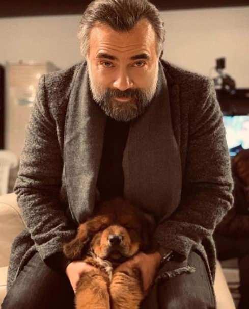 <p>"&Ccedil;OCUĞUNUZ MUTLAKA OLSUN"<br />
Yani benim &ccedil;ocuklarım olsaydı, ben 20 yaşında evlenin derdim. Evlenin, hayat sizi nereye eviriyorsa, nereye taşıyorsa oraya kadar gidin ama kalabiliyorsanız tabii ki evli kalın ama hani hayat devam etmeyebilir. Ama &ccedil;ocuklarınız olsun derdim.</p>

<p>Ben hep onu s&ouml;yl&uuml;yorum, Allah'ı g&uuml;ld&uuml;rmek istiyorsan planlarından bahset.</p>

<p>&nbsp;</p>
