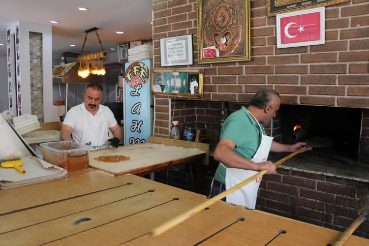 <p>Kimliği a&ccedil;ıklanmayan kişiler tarafından s&uuml;rekli şikayet edilen Yabalı, art arda yapılan denetimlerde her hangi bir uygunsuzluk tespit edilememesine rağmen, <span style="color:#A52A2A"><strong><em>devam eden şikayetlere aldırış etmeden kampanyasını s&uuml;rd&uuml;r&uuml;yor.</em></strong></span></p>
