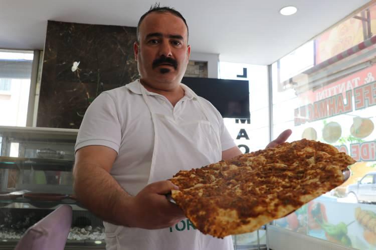 <p>Sivas'ta 15 yıldır gıda sekt&ouml;r&uuml;nde faaliyet g&ouml;steren Selahattin Yabalı, rakip işletmelerin <span style="color:#A52A2A"><strong><em>5'te 1'i fiyatına sattığı lahmacunlar </em></strong></span>nedeniyle yaşadıklarını anlattı. Şikayet &uuml;zerine şikayet...</p>
