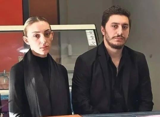 <p>İlk a&ccedil;ıklamalar, olayın bir kaza sonucu meydana geldiği y&ouml;n&uuml;ndeydi. G&uuml;ll&uuml;'n&uuml;n oğlu Tuğberk Yağız G&uuml;lter de annesinin elim bir kaza sonucu hayatını kaybettiğini ilk duyuran kişi oldu.</p>
