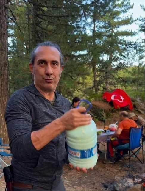 <p><strong>Kıra&ccedil;'ın daha &ouml;ncelerde eşi Şule Bilgi&ccedil; ve &ccedil;ocuklarıyla birlikte &ccedil;iftlik hayatı yaşıyordu. 2017 yılında &ccedil;ıkan haberlere g&ouml;re &uuml;nl&uuml; şarkıcı, ailesiyle birlikte Beykoz'a bağlı Ali Bahadır K&ouml;y&uuml;'ndeki bir &ccedil;iftlikte yılın belirli d&ouml;nemlerinde orada vakit ge&ccedil;iriyordu.</strong></p>
