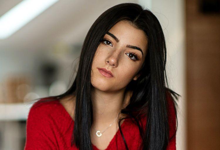 <p>TikTok&rsquo;un &ouml;nde gelen isimlerinden Charli D&rsquo;Amelio ise 18 milyon dolarlık geliriyle listenin 6. sırasında yer aldı.&nbsp;</p>

<p>&nbsp;</p>
