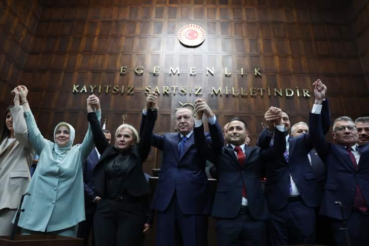 <p>İYİ Parti'den istifa eden İstanbul Milletvekili Ersin Beyaz ile CHP'den istifa eden İstanbul Milletvekili Nimet &Ouml;zdemir'in AK Parti'ye katılmasıyla AK Parti'nin Meclis'teki sandalye sayısı arttı.</p>
