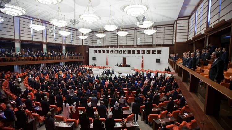<p><strong>YENİ SANDALYE DAĞILIMI</strong><br />
<br />
<em><strong>TBMM'de partilere g&ouml;re yeni sandalye dağılımı ş&ouml;yle:</strong></em></p>
