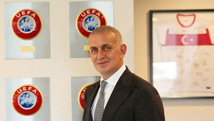 <p>Normal şartlarda y&ouml;netimin 1 yıl daha s&uuml;resi olduğunu savunan azınlıktaki kul&uuml;pler de artık ikna edilmiş durumda; artık futbol kul&uuml;plerinin bir &ccedil;oğunun da net bir şekilde se&ccedil;im beklediği ifade ediliyor.</p>

