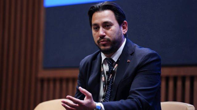 <p>Er&ouml;ğ&uuml;t, &uuml;niversite eğitimini ABD'de almış ve T&uuml;rkiye'ye d&ouml;nd&uuml;kten sonra Marmara &Uuml;niversitesi Spor Y&ouml;neticiliği alanında doktora programını tamamlamıştır.<br />
&nbsp;</p>
