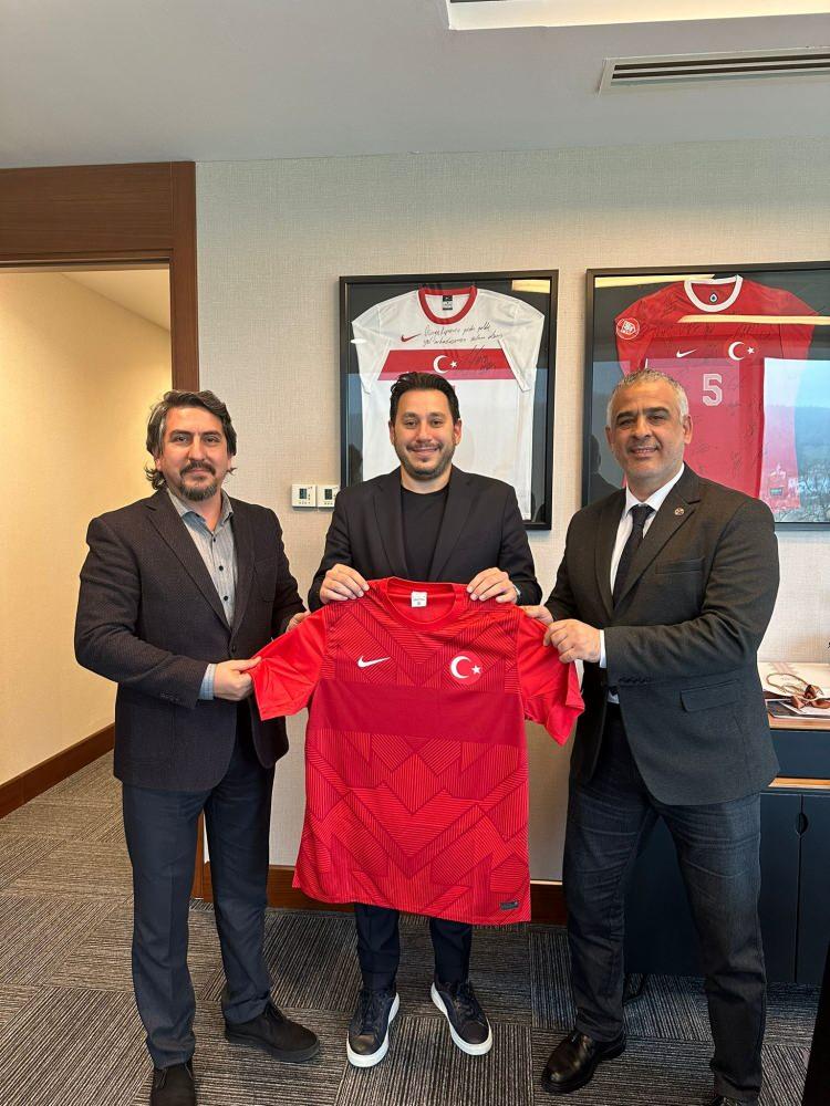<p>Er&ouml;ğ&uuml;t, TFF ve Milli Takımlar T&uuml;rkiye Futbol Federasyonu b&uuml;nyesinde Futbol Gelişim Departmanı Direkt&ouml;rl&uuml;ğ&uuml;, A Milli Takım Genel Direkt&ouml;r Yardımcılığı, TFF Başkan Vekilliği, İcra Kurulu &Uuml;yeliği ve FIFA-UEFA ile Dış İlişkilerden Sorumlu Y&ouml;netim Kurulu &Uuml;yeliği gibi kritik pozisyonlarda bulunmuştur.</p>
