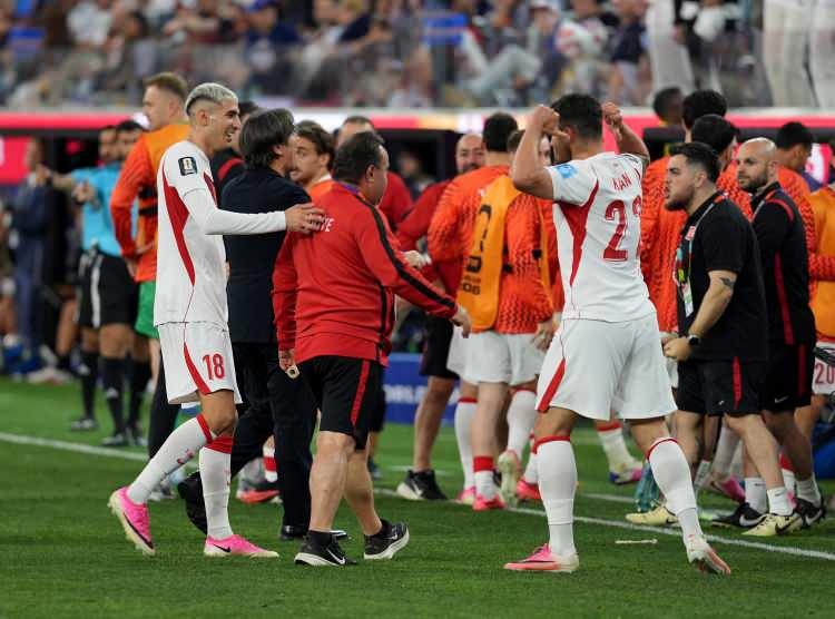 <p><em><strong>İşte trib&uuml;nde yer alan isimlerden bazıları:</strong></em></p>
