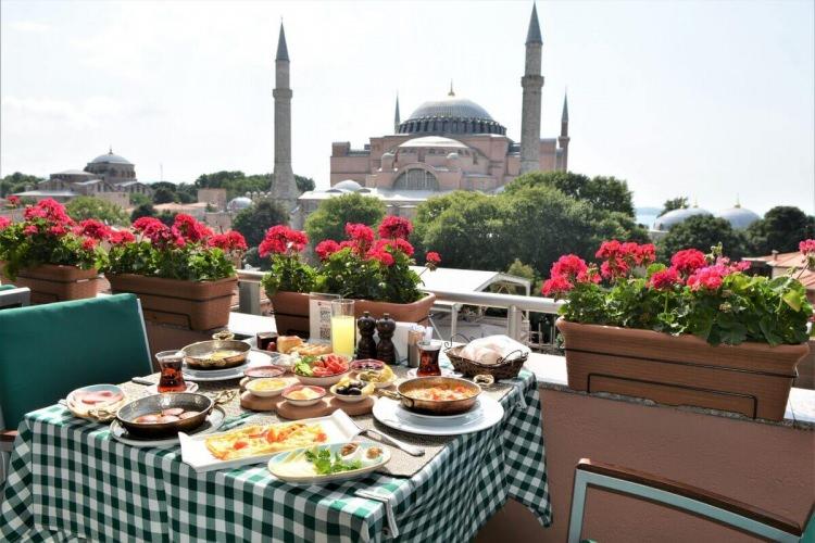 <p><span style="color:#B22222"><strong>9: İSTANBUL:</strong></span></p>

<p><strong>%30,7</strong></p>
