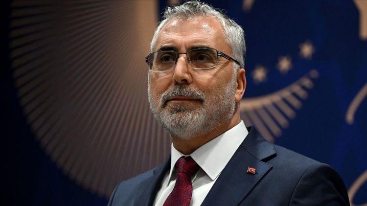 <p><span style="color:#B22222"><strong>BAKAN IŞIKHAN'DAN AÇIKLAMA</strong></span></p> <p>Tecil süresinin 72 aya çıktığını belirten Işıkhan'ın açıklaması şu şekilde;</p> <p><strong>"İşverenlerimizin sürdürülebilir üretim ve istihdam yolculuğunu desteklemeye devam ediyoruz.</strong></p> <p><strong>SGK prim borçlarının tecil ve taksitlendirilmesine yönelik yeni düzenlemelerimizle;</strong></p> <p><strong>Tecil süresini 72 aya çıkarıyor,<br />
Teminatsız tecil limitini 10 milyon TL’ye yükseltiyor,<br />
Tecil faiz oranlarını düşürerek ödeme kolaylığı sağlıyor,<br />
Mevcut tecilli borçlar için daha uzun vadeli yapılandırma imkânı sunuyoruz.</strong></p> <p><strong>Üreten, istihdam sağlayan ve ülkemizin kalkınmasına katkı sunan işverenlerimizin yanında olmaya devam edeceğiz."</strong></p>