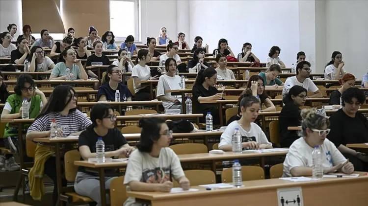 <p>&Ouml;ğrenciler yorumlarda bulunurken genel olarak rahat ge&ccedil;tiğini, yalnızca matematikte zorlandıklarını s&ouml;ylediler.&nbsp;</p>
