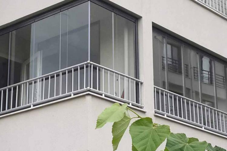 <p>Onaylı mimari projede yer almayan ve komşu rızası alınmadan yapılan cam, PVC veya ahşap balkon kapatmalar, tek bir şikayetle yıkım ve para cezası yaptırımlarına tabi tutulacak.</p>
