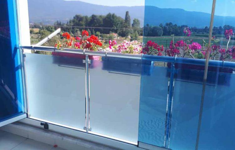 <p>Hukuki d&uuml;zenlemelere g&ouml;re balkonlar ve teraslar, binanın dış cephesinin ve t&uuml;m kat maliklerine ait ortak alanın bir par&ccedil;ası olarak kabul ediliyor.</p>
