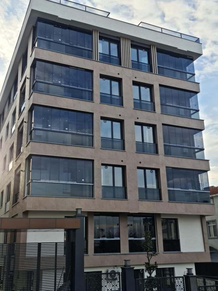 <p>Yeni Şafak gazetesinin haberine g&ouml;re hukuk&ccedil;ular, dış cephe b&uuml;t&uuml;nl&uuml;ğ&uuml;n&uuml; bozan m&uuml;dahalelerin izne tabi olduğunu belirtiyor:</p>

<p><strong>"Mimari projeye aykırı şekilde kapatılan balkonlar hukuken ka&ccedil;ak yapı ilan edilmiştir. Kendi evim, istediğimi yaparım devri resmen kapanmıştır."</strong></p>
