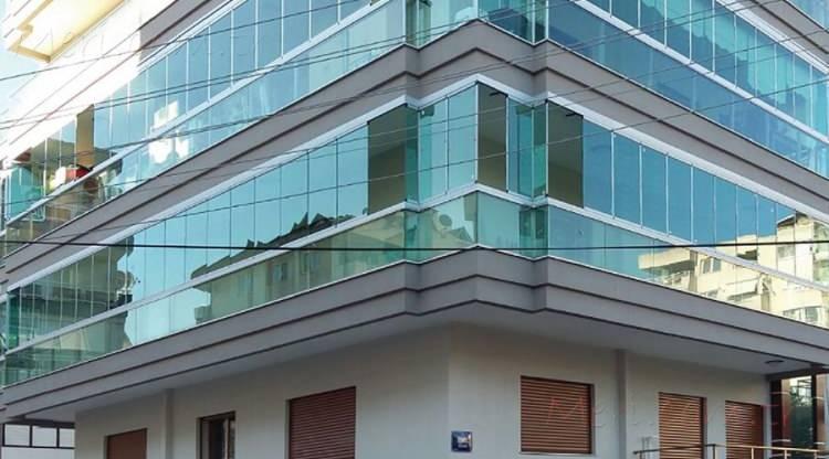 <p><span style="color:#B22222"><strong>BEŞTE D&Ouml;RT &Ccedil;OĞUNLUK ŞARTI </strong></span></p>

<p>Mevzuata g&ouml;re, bir balkonu camla kapatabilmek i&ccedil;in apartmandaki kat maliklerinin en az beşte d&ouml;rd&uuml;n&uuml;n yazılı onayı gerekiyor.</p>
