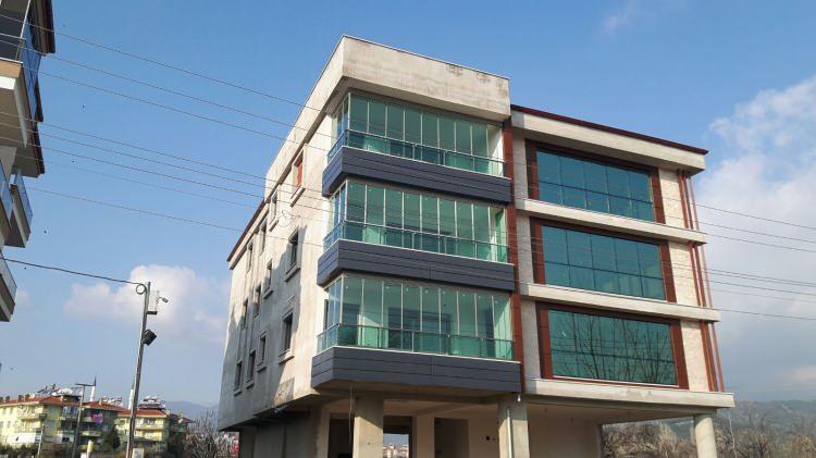<p>Bu onay alınmadan yapılan işlemlerde, apartmandan tek bir kişinin şikayeti &uuml;zerine a&ccedil;ılan davalarda mahkeme, yapının eski haline getirilmesine h&uuml;kmediyor.</p>
