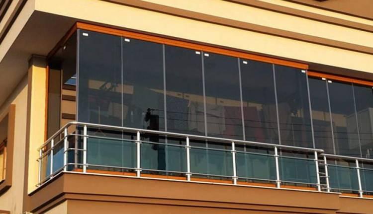 <p>"Ev satın alırken balkonun kapalı durumunun belediyedeki onaylı resmi mimari projede yer alıp almadığını mutlaka kontrol edin. Mevcut balkonunuzu kapatacaksanız, apartman y&ouml;netim planını inceleyin ve kat maliklerinden imza toplayarak karar defterine işleyin."</p>
