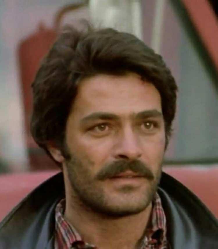 <p><strong>T&uuml;rk sinemasına 180&rsquo;i aşkın film kazandıran usta oyuncu Kadir İnanır&rsquo;ın anısını yaşatmak amacıyla, İstanbul&rsquo;da hizmet verecek &ouml;zel bir İETT &ldquo;saygı otob&uuml;s&uuml;&rdquo; hazırlandı.</strong></p>
