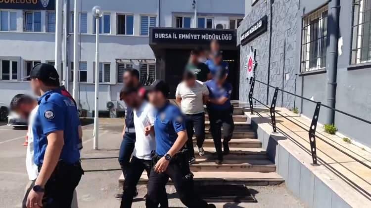 <p>Bursa'nın Mudanya il&ccedil;esinde yaşayan S.A. ve D.A. &ccedil;iftini telefonla arayıp kendilerini polis olarak tanıtan ve<span style="color:#A52A2A"><strong><em> "Adınıza a&ccedil;ılan hesaplardan ter&ouml;r &ouml;rg&uuml;tlerine para aktarılıyor" </em></strong></span>yalanıyla 3 ayda 100 milyon lira dolandıran şebeke &ccedil;&ouml;kertildi.<span style="color:#A52A2A"><strong><em> G&uuml;ven kazanmak i&ccedil;in tatlı alıp &ccedil;iftin evine gittikleri ortaya &ccedil;ıktı...</em></strong></span></p>
