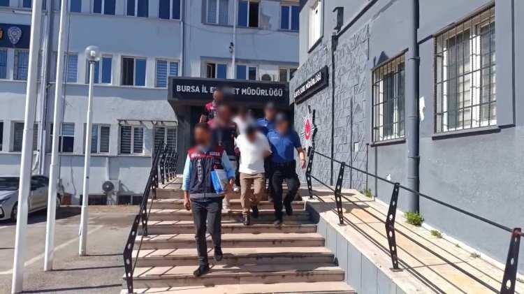<p>Bir s&uuml;re sonra dolandırıldıklarını anlayan &ccedil;iftin şikayeti &uuml;zerine Bursa Emniyet M&uuml;d&uuml;rl&uuml;ğ&uuml; Asayiş Şube M&uuml;d&uuml;rl&uuml;ğ&uuml; ekipleri, Mudanya Cumhuriyet Başsavcılığı koordinesinde harekete ge&ccedil;ti. Ekipler, ş&uuml;phelileri yakalamak i&ccedil;in teknik ve fiziki takip y&uuml;r&uuml;tt&uuml;.&nbsp;</p>
