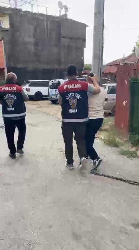 <p>Operasyonlarda ş&uuml;pheliler g&ouml;zaltına alınırken, adreslerdeki aramalarda &ccedil;ok sayıda dijital materyal ele ge&ccedil;irildi.</p>

<p>&nbsp;</p>

<p>Su&ccedil;tan elde edildiği tespit edilen 3 araca da el konuldu.&nbsp;</p>
