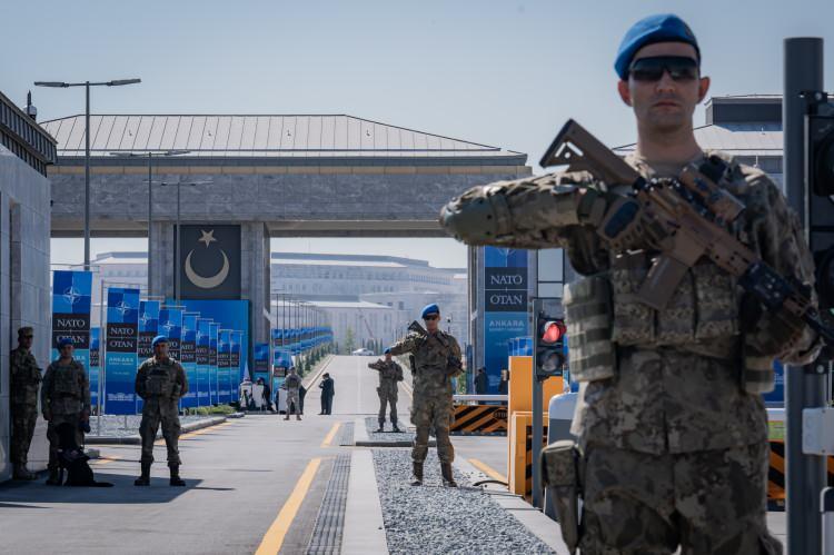 <p>TSK'nın komuta kademesini tek bir &ccedil;atı altında toplayacak, m&uuml;şterek harekat ve komuta kabiliyetine stratejik katkılar sağlayacak "Ay Yıldız M&uuml;şterek Karargahı" ile Milli Savunma Bakanlığı, Genelkurmay Başkanlığı, Kara, Deniz ve Hava Kuvvetleri Komutanlıkları aynı yerleşkede bir araya getirilecek.</p>
