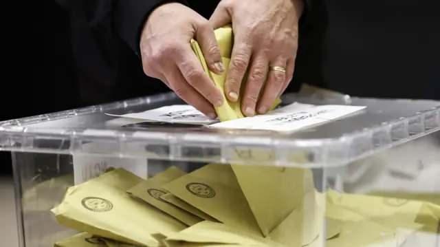 <p>Diğer partilerde ise İYİ Parti'nin yüzde 5,2, Yeniden Refah Partisi'nin yüzde 3,8 ve Zafer Partisi'nin yüzde 3,2 oranında destek aldığı görüldü.</p>
