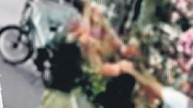 <p>Ağır yaralanan adamın, ge&ccedil;mişte kasten yaralama, tehdit ve hakaret gibi su&ccedil;lardan kaydı bulunan Hakan Kaşık&ccedil;ı olduğu belirlendi.&nbsp;</p>

<p>&nbsp;</p>

<p>Ambulansla hastaneye kaldırılan Kaşık&ccedil;ı, yapılan t&uuml;m m&uuml;dahalelere rağmen kurtarılamayarak hayatını kaybetti.</p>
