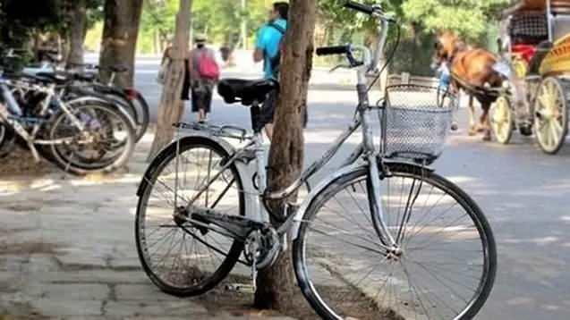 <p>Olay yerinde incelemeler s&uuml;rerken, kavgayı ayırmaya &ccedil;alışan Tolgacan K. isimli g&ouml;rg&uuml; tanığının telefonu &ccedil;aldı.&nbsp;</p>

<p>&nbsp;</p>

<p>Olay yerindeki komiser telefon konuşması sırasında devreye girdi.&nbsp;</p>

<p>&nbsp;</p>

<p>Telefonu devralan komiser, firari katil zanlısı ile m&uuml;zakere ger&ccedil;ekleştirdi.&nbsp;</p>

<p>&nbsp;</p>

<p>Ka&ccedil;amayacağını anlayan zanlı, ikna &ccedil;abaları sonucu teslim olmayı kabul etti ve en yakın polis merkezine giderek silahıyla birlikte teslim oldu.</p>
