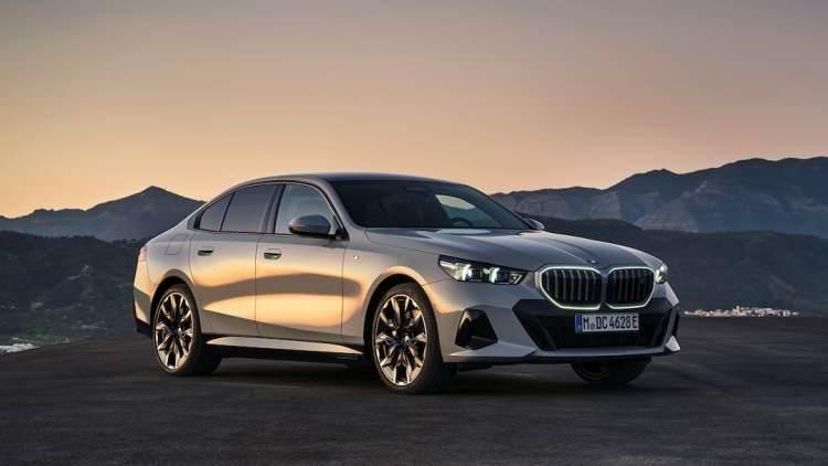 <p><strong>BMW 5 SERİSİ (SECURITY)</strong></p>

<p>&nbsp;</p>

<p>Zırhlı g&ouml;vde, kurşun ge&ccedil;irmez cam ve iletişim sistemleri ile Başkan tarafından kullanılır.</p>
