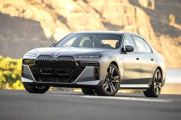 <p><strong>BMW 7 SERİSİ</strong></p>

<p>&nbsp;</p>

<p>Başbakan'ın zırh kaplamalı, kurşun ge&ccedil;irmez camlı ve g&uuml;venli iletişim i&ccedil;in sofistike elektronik aksamlı aracı.</p>
