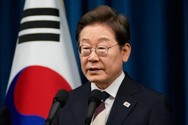 <p><strong><span style="color:#B22222">12)&nbsp; LEE JAE MYUNG</span>&nbsp; |&nbsp; G&uuml;ney Kore Devlet Başkanı</strong></p>
