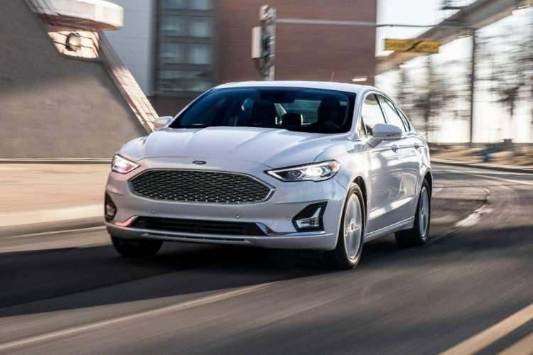 <p><strong>FORD FUSION HYBRID</strong></p>

<p>&nbsp;</p>

<p>Brezilya Devlet Başkanı tarafından kullanılan bu ara&ccedil; zırhlı, &ccedil;evre dostu, GPS izleme ve kurşun ge&ccedil;irmez koruma &ouml;zelliklerine sahip.</p>
