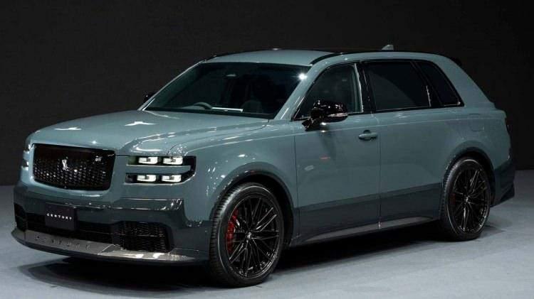 <p><strong>TOYOTA CENTURY</strong></p>

<p>&nbsp;</p>

<p>İmparator'un aracı, V8 hibrit motora sahip, ağır zırhlı, el yapımı bir modeldir ve gelişmiş g&uuml;venlik ve yumuşak, sessiz bir s&uuml;r&uuml;ş sunar.</p>
