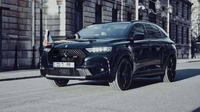 <p><strong>DS 7 CROSSBACK &Eacute;LYS&Eacute;E</strong></p>

<p>&nbsp;</p>

<p>SUV'de zırhlı kaplama, g&uuml;venli bir iletişim sistemi ve Cumhurbaşkanı Emmanuel Macron gibi uzun boylu yolcuları barındırmak i&ccedil;in y&uuml;kseltilmiş bir tavan bulunuyor.</p>
