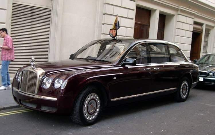 <p><strong>BENTLEY STATE LIMOUSINE</strong></p>

<p>&nbsp;</p>

<p>Krali&ccedil;e Elizabeth II i&ccedil;in &ouml;zel olarak tasarlanan ara&ccedil;, g&ouml;r&uuml;n&uuml;rl&uuml;k i&ccedil;in daha y&uuml;ksek bir tavana ve zırhlı kaplama ve bombaya dayanıklı &ouml;zellikler de dahil olmak &uuml;zere gelişmiş g&uuml;venliğe sahiptir.</p>
