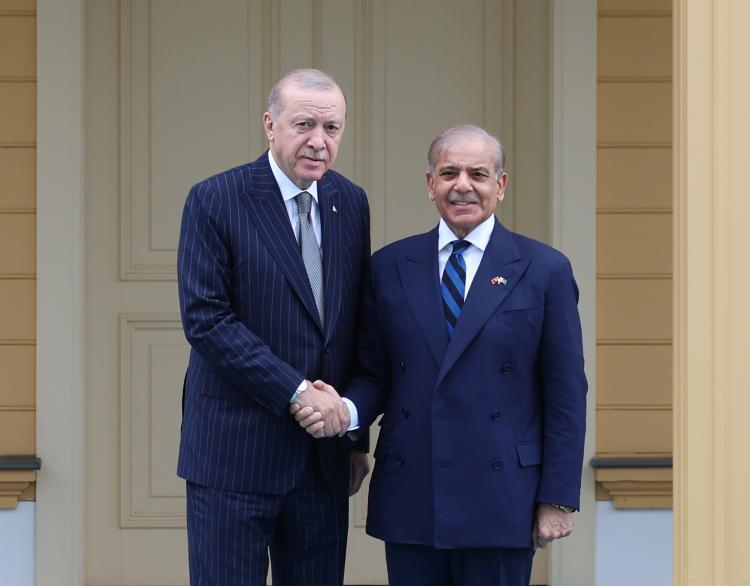 <p>Cumhurbaşkanı Recep Tayyip Erdoğan'ın Pakistan Başbakanı Şahbaz Şerif'i kabul&uuml; başladı.</p>
