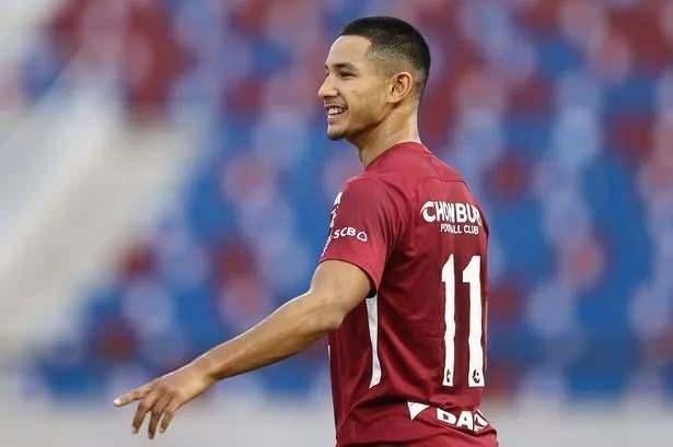 <p>Oynadığı takım: Ratchaburi FC (Tayland Ligi)</p>

<p>&nbsp;</p>

<p><span style="color:#B22222"><strong>KRALİYET SOYUNDAN GELİYOR</strong></span></p>

<p>&nbsp;</p>

<p>Faiq Bolkiah, &ouml;ncelikle Brunei kraliyet ailesinin bir &uuml;yesi olarak kraliyet soyundan gelmesi nedeniyle d&uuml;nyanın en zengin futbolcusudur.</p>

<p>&nbsp;</p>
