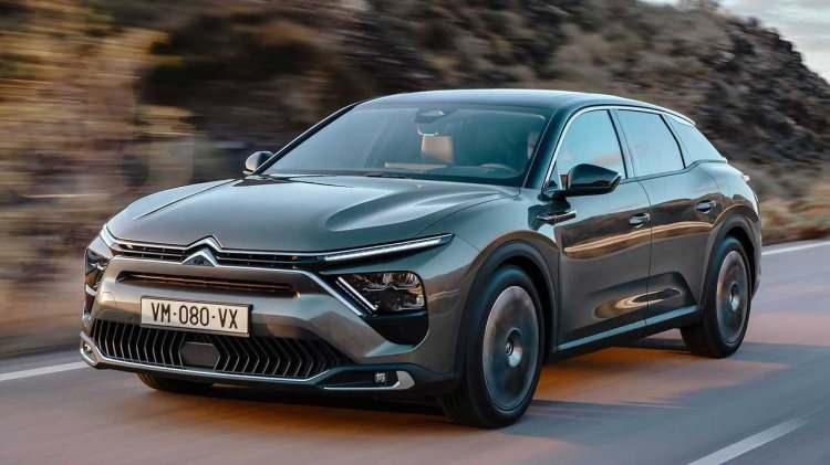 <p><strong>CİTROEN</strong></p>

<p>&nbsp;</p>

<p>Citroen, Temmuz ayında Ami modeli haricindeki t&uuml;m 2025 model ara&ccedil;ları listeden &ccedil;ıkardı. Tamamen 2026 model yılına odaklanan marka, &ouml;zellikle elektrikli ve hibrit se&ccedil;eneklerde indirimler uyguluyor.</p>
