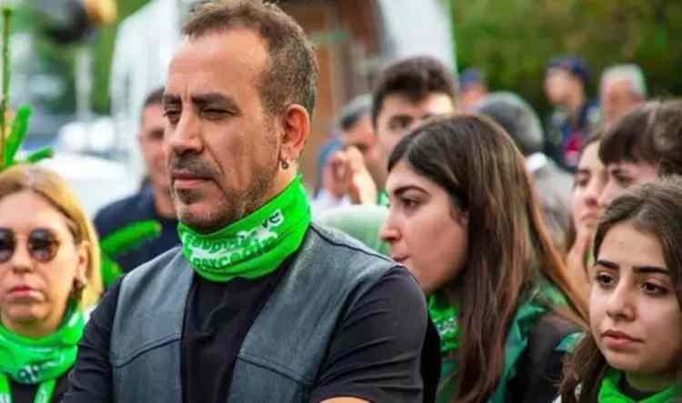 <p><strong>Ge&ccedil;tiğimiz yıl d&uuml;zenlenen ve karşılıksız &ccedil;ıkan iki &ccedil;ekten dolayı 70 bin TL ceza kesilen ve 6 Şubat Kahramanmaraş merkezli deprem sonrasında toplanan bağışlarla uzun s&uuml;redir g&uuml;ndemde olan Ahbap Derneği'nin kurucusu Haluk Levent, başkanlık g&ouml;revini bırakmak istediğini duyurdu.</strong></p>
