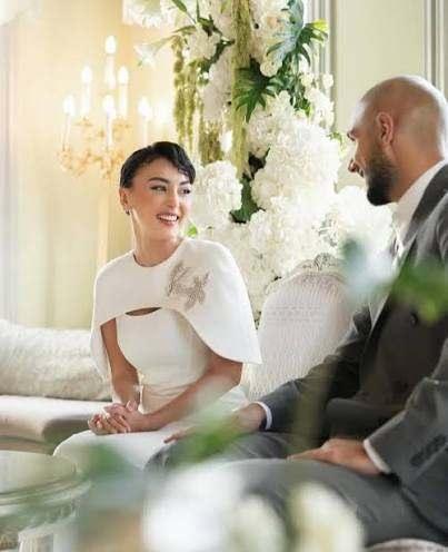 <p>Atalar ve Kutucu &ccedil;ifti, Londra'da nikah t&ouml;reniyle hayatlarını birleştirdi. Nikah sonrası kareler beğeni yağmuruna tutuldu.</p>
